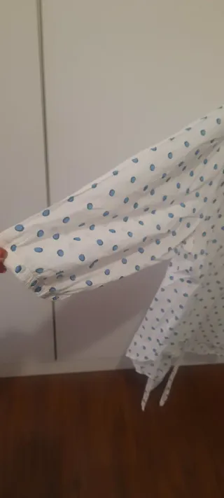 Blusa de verano con lunares azules