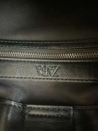 Bolso Zara polipiel negro acolchado