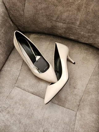 Zapatos Zara Tacon Beige/Blanco Nuevos