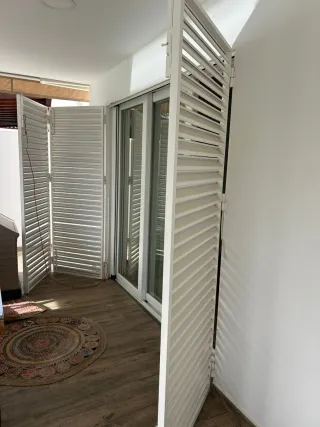 Contraventanas blancas abatibles