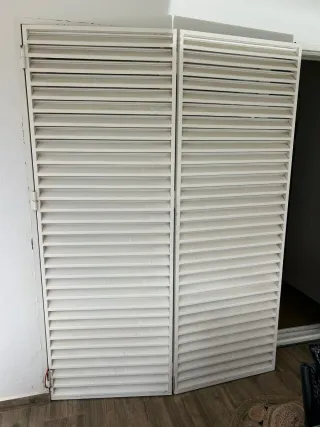 Contraventanas blancas abatibles