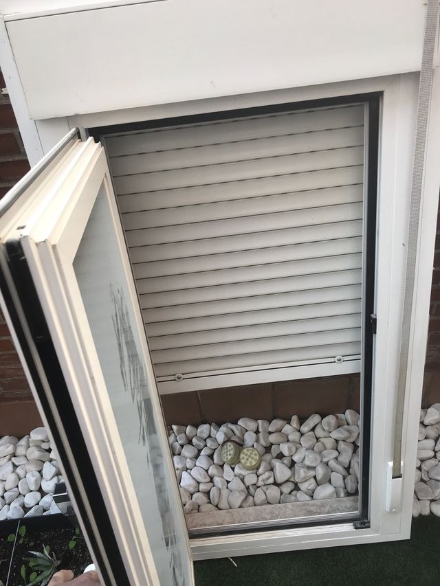 Ventana de baño blanca