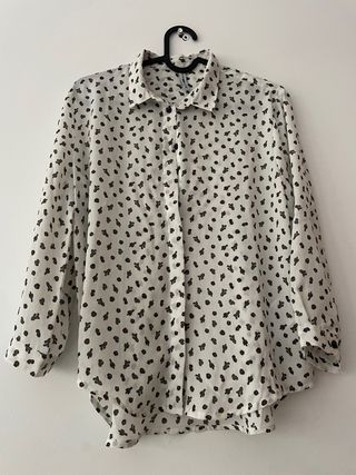 Camisa estampada blanca y negra
