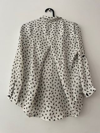 Camisa estampada blanca y negra