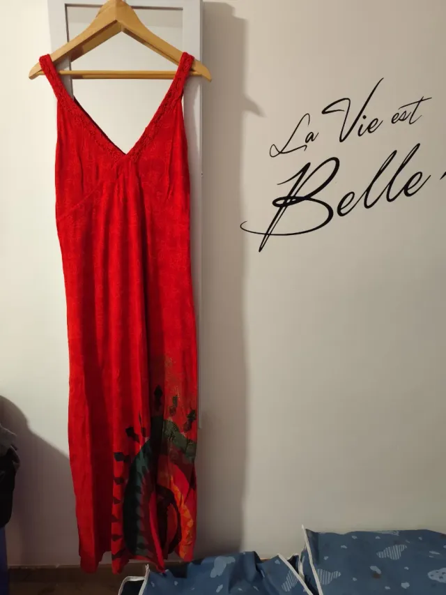 Vestido largo desigual rojo.