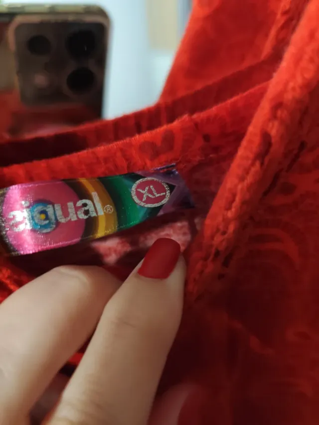 Vestido largo desigual rojo.