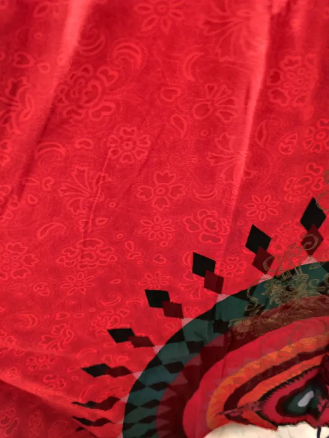 Vestido largo desigual rojo.