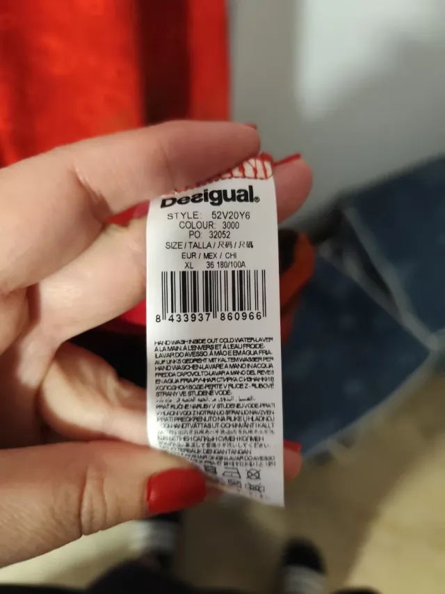 Vestido largo desigual rojo.