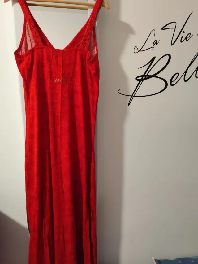 Vestido largo desigual rojo.