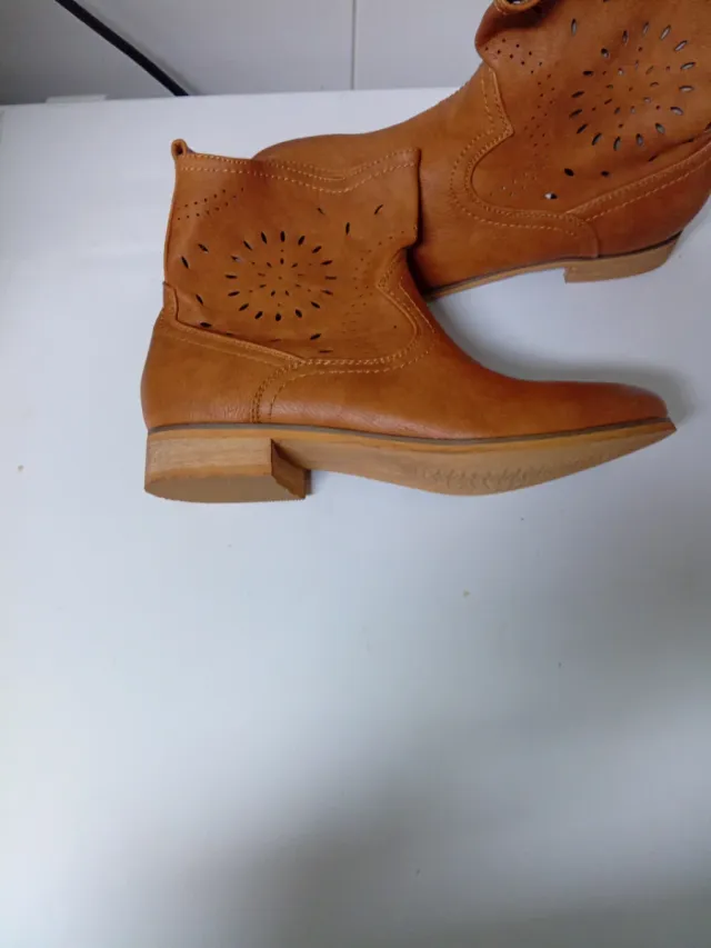 Botines marrones con diseño calado