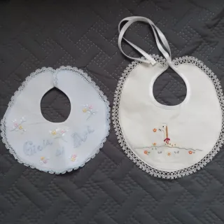 Bavaglino artigianale ricamato a mano