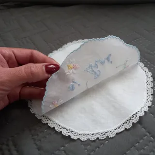 Bavaglino artigianale ricamato a mano