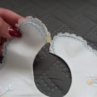 Bavaglino artigianale ricamato a mano