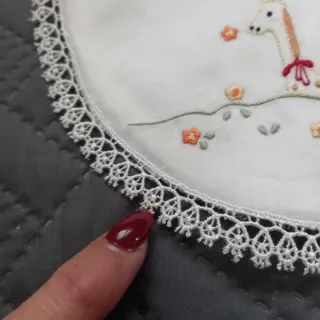 Bavaglino artigianale ricamato a mano