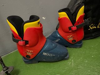 Botas esquí niño 32 Tecno + palos + casco (regalo)