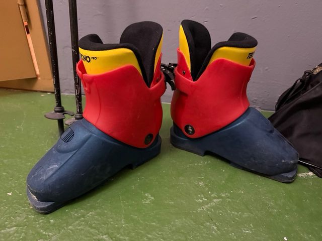 Botas esquí niño 32 Tecno + palos + casco (regalo)