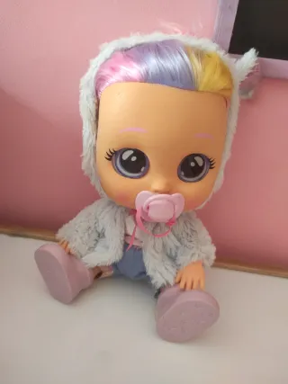 Bebé Llorón con chupete y abrigo