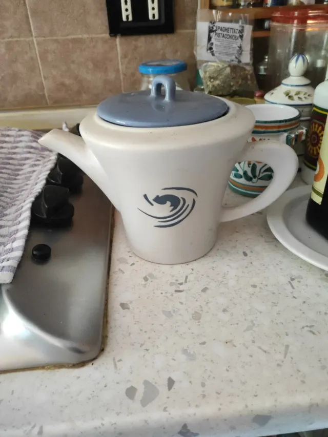 Teiera in ceramica con coperchio blu