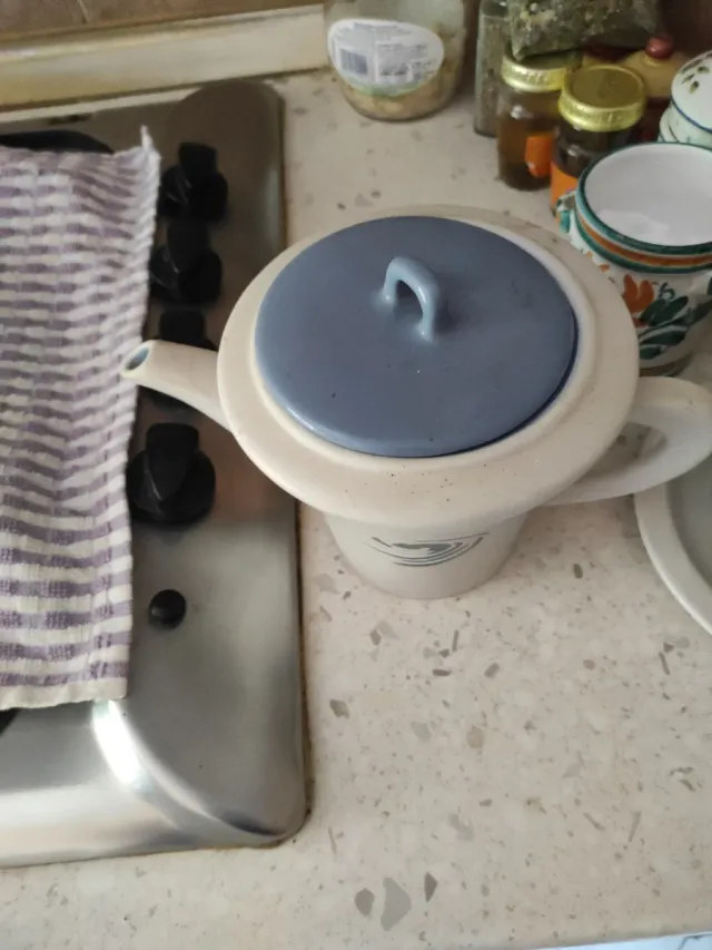 Teiera in ceramica con coperchio blu