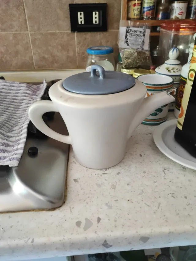 Teiera in ceramica con coperchio blu