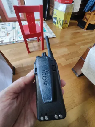 Walkie Talkie Icom Negro