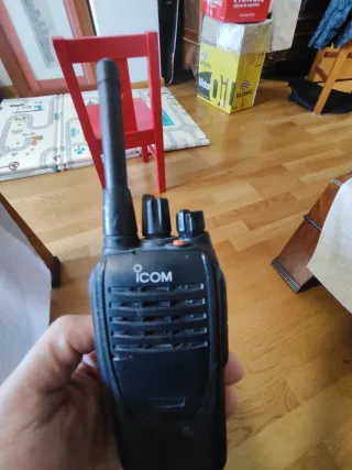 Walkie Talkie Icom Negro
