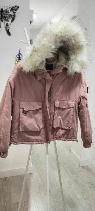 Chaquetón rosa con capucha de pelo