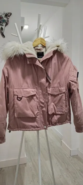 Chaquetón rosa con capucha de pelo