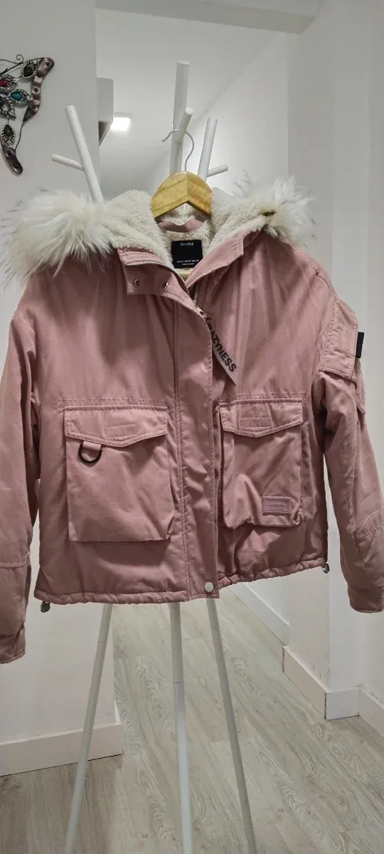 Chaquetón rosa con capucha de pelo