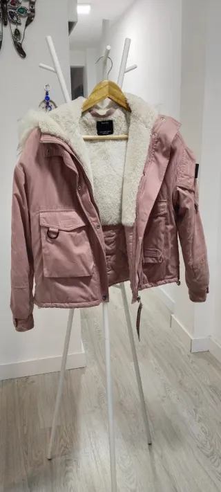 Chaquetón rosa con capucha de pelo