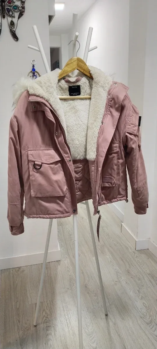 Chaquetón rosa con capucha de pelo