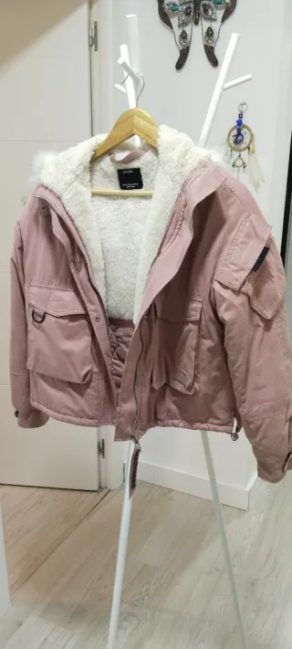 Chaquetón rosa con capucha de pelo