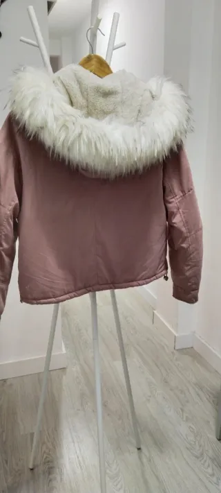 Chaquetón rosa con capucha de pelo