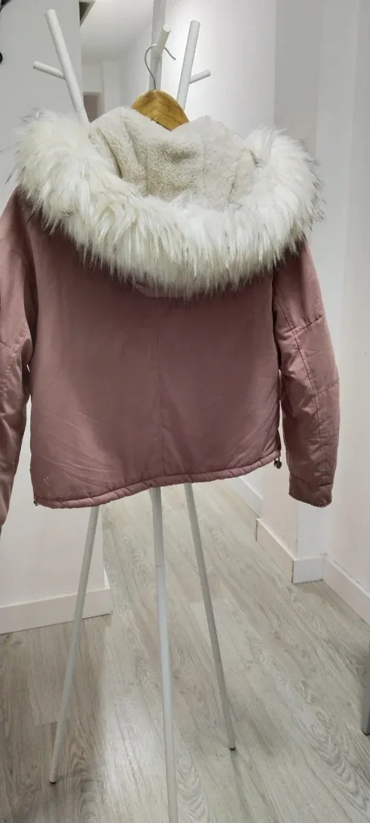 Chaquetón rosa con capucha de pelo