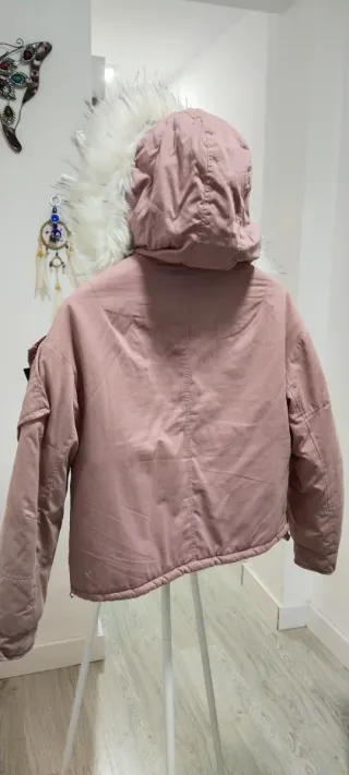 Chaquetón rosa con capucha de pelo