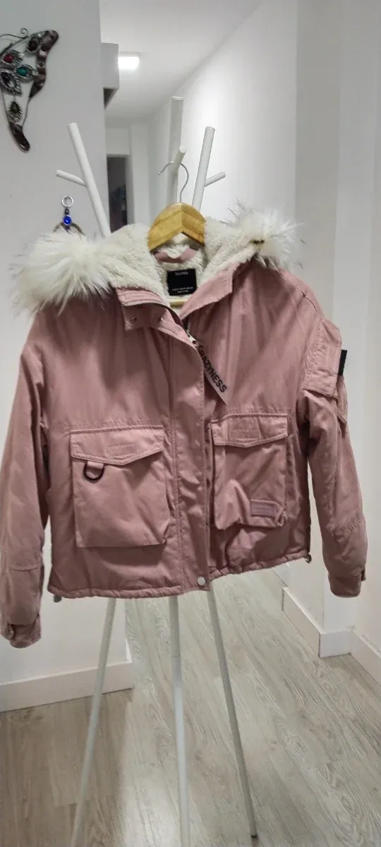 Chaquetón rosa con capucha de pelo