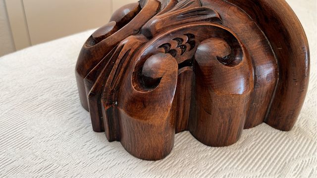 Preciosa peana decorativa madera tallada