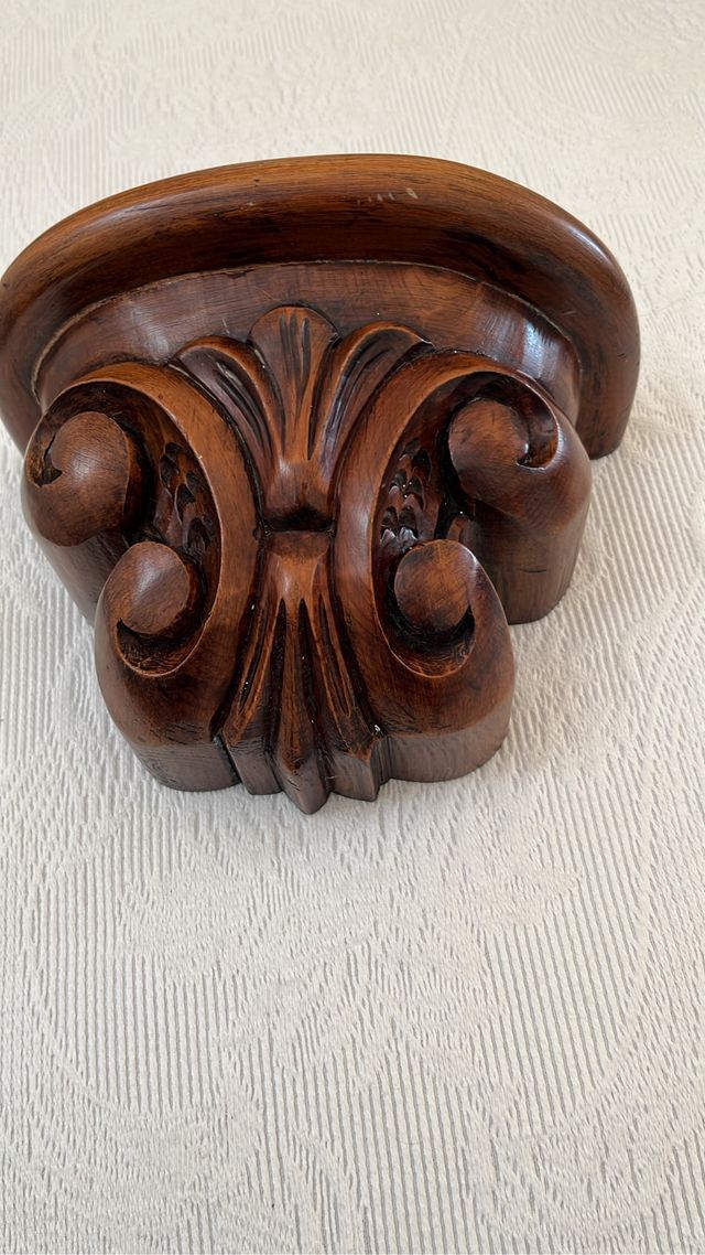 Preciosa peana decorativa madera tallada