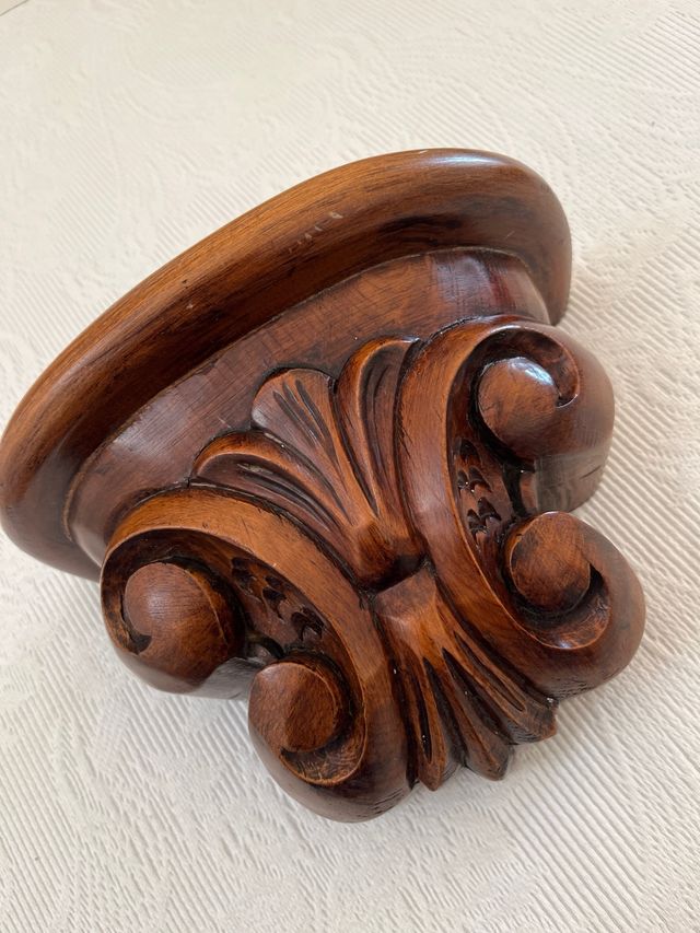 Preciosa peana decorativa madera tallada