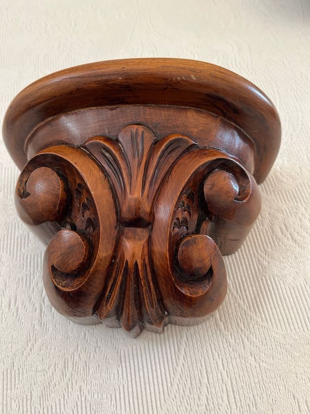 Preciosa peana decorativa madera tallada