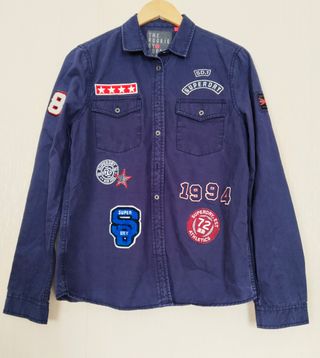 Superdry camiseta con logos bordados