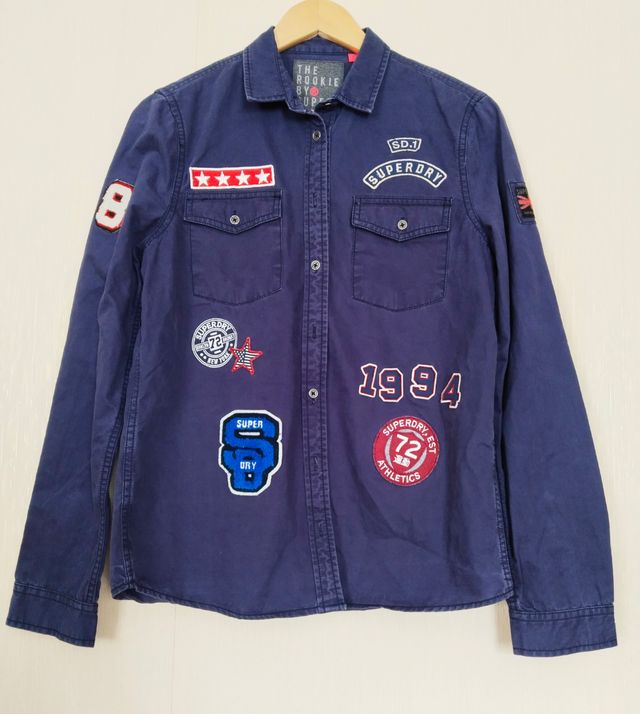 Superdry camiseta con logos bordados