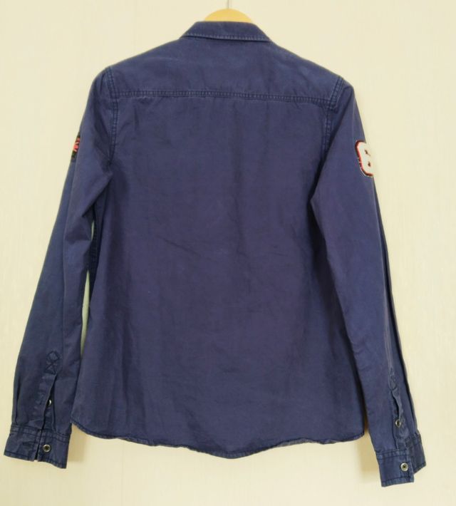 Superdry camiseta con logos bordados