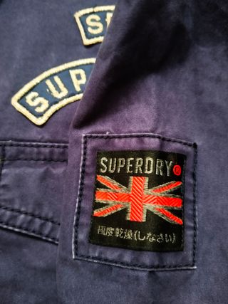 Superdry camiseta con logos bordados