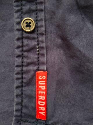 Superdry camiseta con logos bordados