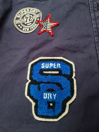 Superdry camiseta con logos bordados