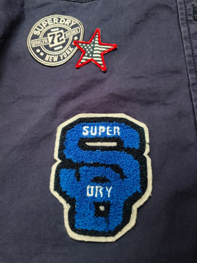 Superdry camiseta con logos bordados