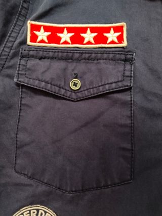 Superdry camiseta con logos bordados