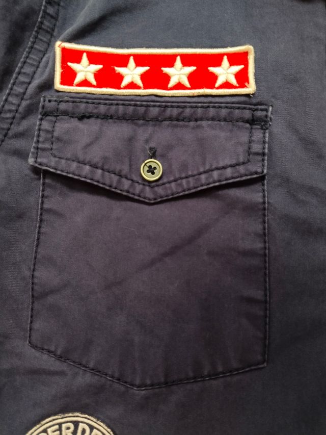 Superdry camiseta con logos bordados