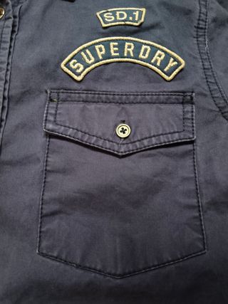 Superdry camiseta con logos bordados